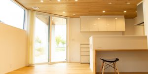 天井と床に無垢材を用いた明るく清潔感のあるキッチン空間
